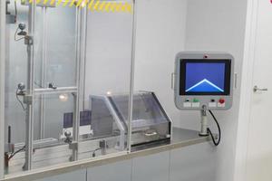 automatiserad produktionslinje på fabriken foto