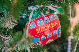 jul och nyår semester bakgrund. julgran dekorerade pepparkakor i form av buss med Moskva tecken. firande koncept foto