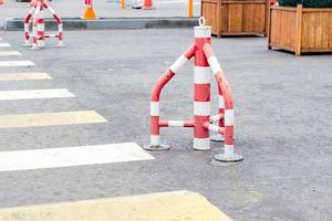 trafikkottar mitt på gatan. trafiksäkerhet och vägarbetsskyltar foto