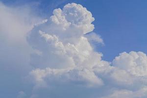 blå himmel med vita fluffiga moln, naturbakgrund foto