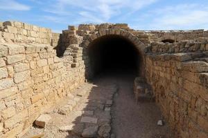 caesarea israel 21 november 2019. ruinerna av en gammal stad vid Medelhavet i israel. foto