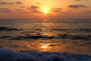 solen går ner under horisonten på Medelhavet i norra Israel. foto