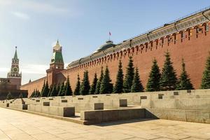 Kremlväggen och Spasskaya-tornet i Moskva, Ryssland foto