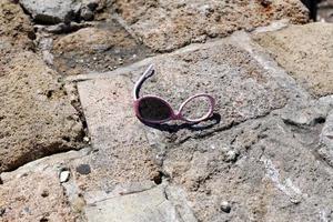 textur av stenar och stenar i en stadspark i Israel. foto