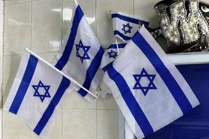den blå och vita israeliska flaggan med Davids stjärna. foto