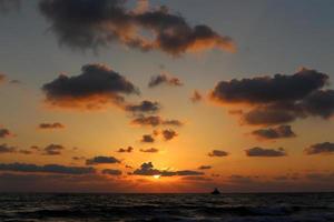 solen går ner under horisonten på Medelhavet i norra Israel. foto