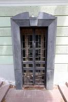 tel aviv 20 juli 2019. arkitektoniskt designelement av en dörr för att gå in och ut i en byggnad foto