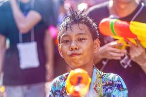 siam fyrkant, Bangkok, thailand - apr 13, 2019 kort verkan av människor går med fester av de thai ny år eller songkran i siam fyrkant. foto