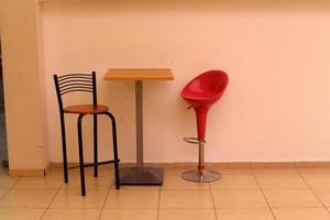 stol för avkoppling på ett kafé vid Medelhavskusten foto