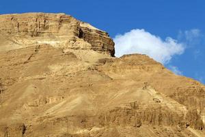 berg och klippor i Judeens öken i Israels territorium. foto