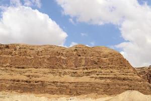 berg och klippor i Judeens öken i Israels territorium. foto