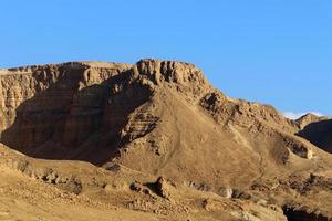 berg och klippor i Judeens öken i Israels territorium. foto