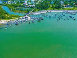 skön blå horisont panorama- i loc ett kanal. landskap landskap av fiske hamn med tsunami skydd betong block. stadsbild och båtar i de hav. loc ett by nära vung tau stad. foto