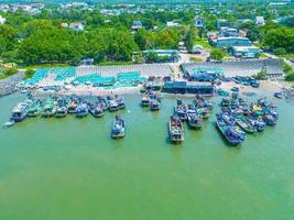 skön blå horisont panorama- i loc ett kanal. landskap landskap av fiske hamn med tsunami skydd betong block. stadsbild och båtar i de hav. loc ett by nära vung tau stad. foto