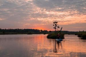 skön morgon- på de kemeru tirelis träsk i lettland. foto