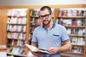porträtt av mannen med glasögon i en bokhandel