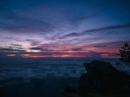 skön soluppgång himmel med klippig klippa i de morgon- på khao luang berg i ramkhamhaeng nationell park, sukhothai provins thailand foto