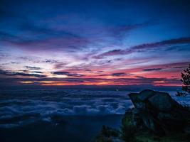 skön soluppgång himmel med klippig klippa i de morgon- på khao luang berg i ramkhamhaeng nationell park, sukhothai provins thailand foto