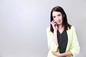 professionell ung kvinna lyssnar på smartphone