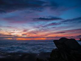 skön soluppgång himmel med klippig klippa i de morgon- på khao luang berg i ramkhamhaeng nationell park, sukhothai provins thailand foto