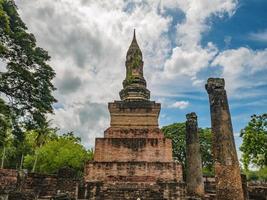 ruin av buddha staty i wat mahathat tempel område på sukhothai historisk park, sukhothai stad thailand foto