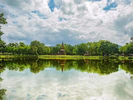 ruin av pagod och staty reflexion i de vatten på sukhothai historisk park, sukhothai stad thailand foto