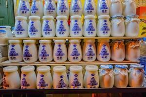 beijing Kina - 25 februari 2017 laobeijing yoghurt Lagra på gata mat väg wangfujing i beijing stad, Kina resa foto