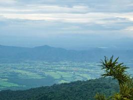 khao luang berg med skön blå moln himmel i ramkhamhaeng nationell park, sukhothai provins thailand foto