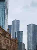 modern skyskrapa torn uppsättning mot klassisk victorian byggnader runt om deansgate i manchester, Storbritannien foto