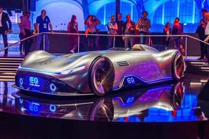 frankfurt, tyskland - sept 2019 mercedes-benz vision eq silver arrow elektrisk batteri racingbil, iaa internationell motormässa bilutställning foto