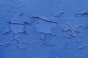 blå peeling knäckt av de utomhus- flik vägg, smutsig grunge abstrakt bakgrund från förvittring. foto