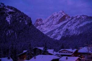 berg by i alps på natt foto