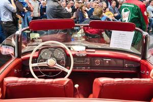 friedrichshafen - maj 2019 röd inredning mercedes-benz 220 s ponton w187 1957 cabrio på motorworld classics bodensee den 11 maj 2019 i friedrichshafen, tyskland foto