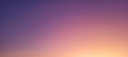 lila och lutning färgad bakgrund med i de himmel foto