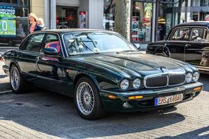 Tyskland, limburg - apr 2017 mörk grön jaguar x308 xj 1997 limburg ett der lahn, hesse, Tyskland foto