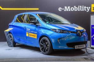 frankfurt, Tyskland - september 2019 blå renault zoe elektrisk bil, iaa internationell motor visa bil utställning foto