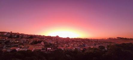 färgrik sent eftermiddag solnedgång i de landsbygden av Brasilien foto