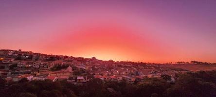 färgrik sent eftermiddag solnedgång i de landsbygden av Brasilien foto