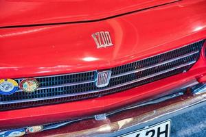 friedrichshafen - Maj 2019 logotyp emblem av röd fiat osi 1200 spyder 1965 kupé på motorvärlden klassiker bodensee på Maj 11, 2019 i friedrichshafen, Tyskland foto