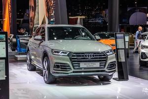 frankfurt, Tyskland - september 2019 silver- grå audi q5 b9 55 tfsi e quattro elektrisk suv, iaa internationell motor visa bil utställning foto