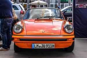 Tyskland, limburg - apr 2017 orange porsche 911 targa 1983 i li foto
