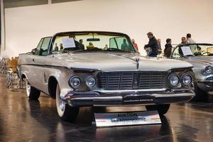 friedrichshafen - maj 2019 vit chrysler imperial crown 1963 cabrio på motorworld classics bodensee den 11 maj 2019 i friedrichshafen, tyskland foto