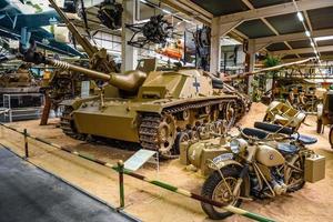 sinsheim, tyskland - maj 2022 sturmgeschutz stug iii 3 assault gun och motorcykel motorcykel bmw r75 foto