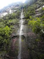 skön skott av en vattenfall kommande ner från bergen indonesien foto