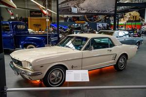 sinsheim, Tyskland - mai 2022 vit vadställe mustang 1:a generation kupé 1965 foto