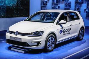 frankfurt - september 2015 volkswagen vw e-golf presenteras på iaa int foto