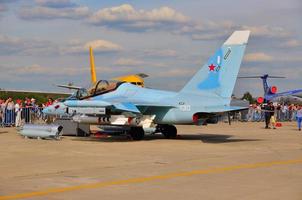 Moskva, ryssland - aug 2015 ge sig på flygplan jak-130 vante presentera foto
