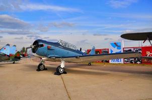 Moskva, Ryssland - aug 2015 tränarflygplan t-6 texan presenteras foto