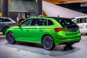 frankfurt, tyskland - sept 2019 limegrön skoda scala herrgårdsvagn kombi familjebil baserad på vision rs, iaa international motor show auto exhibition foto