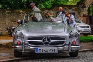 fulda, tyskland - maj 2013 mercedes-benz 300sl cabrio roadster r foto